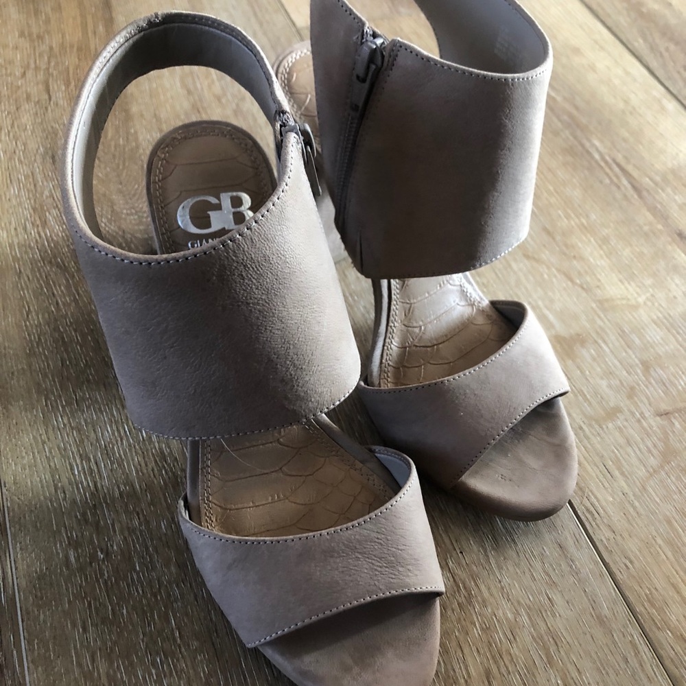 Gianni Bini nude leather heels size 8
